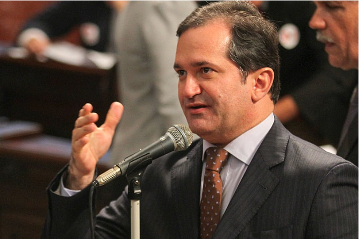 Edson Albertassi discursando ao microfone